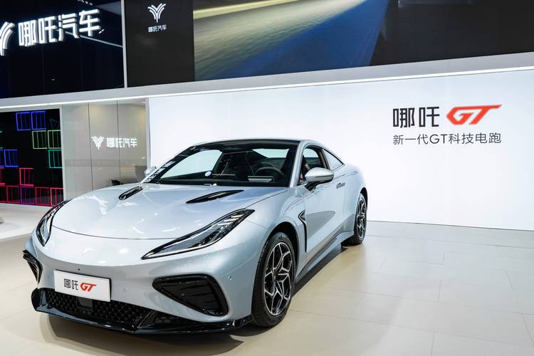 东莞274哪吒汽车在智能汽车领域的表现，领途汽车在新能源汽车市场中的影响力